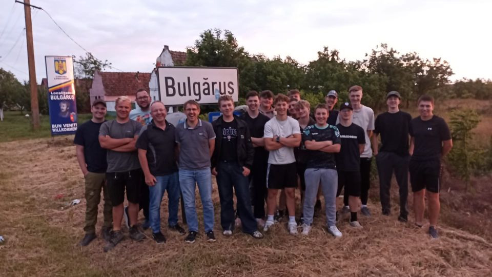 Romahaus 25 Gruppenfoto Ortsschild.jpeg